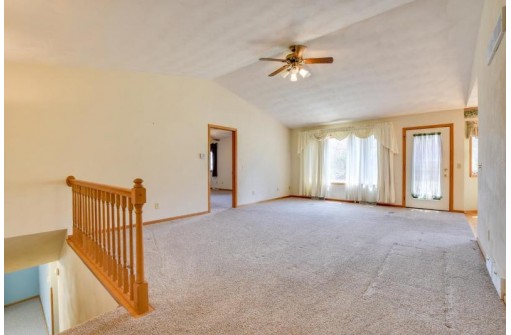 1205 Green Valley Rd, Mount Horeb, WI 53572