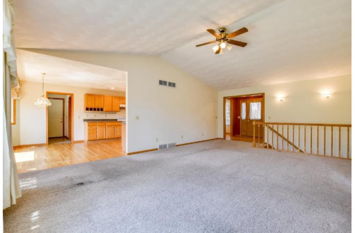 1205 Green Valley Rd, Mount Horeb, WI 53572