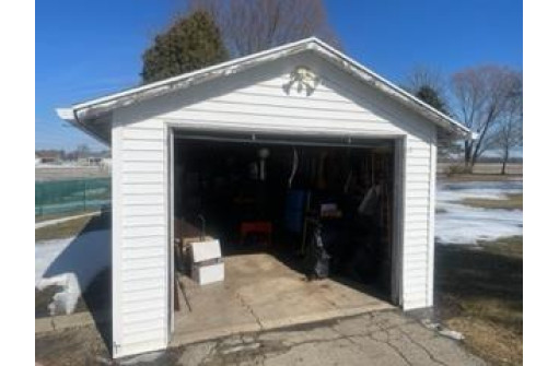 307 E State St, Fox Lake, WI 53933