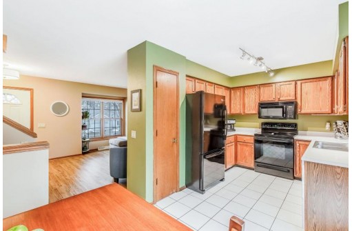 606 Diving Hawk Tr, Madison, WI 53713