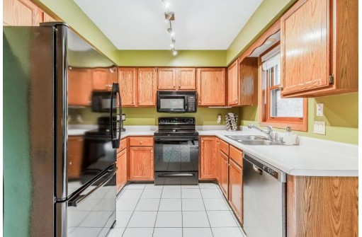 606 Diving Hawk Tr, Madison, WI 53713