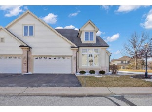 428 Meadowdale Dr Waukesha, WI 53188