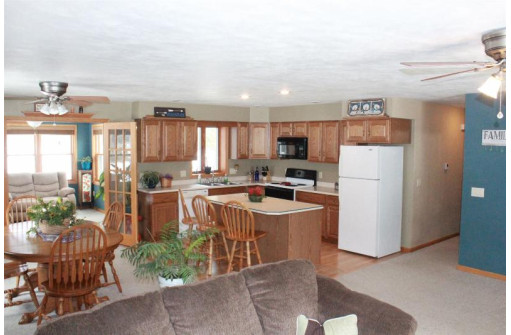 418 W Chestnut St, Pardeeville, WI 53954