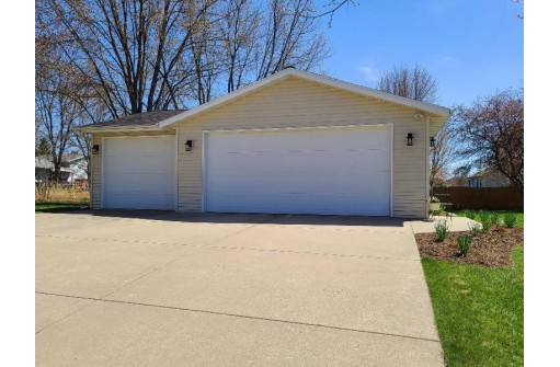 6698 Charlie Grimm Road, Windsor, WI 53598