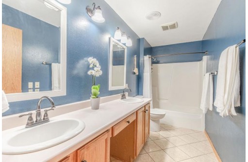 5102 Bluestem Way, Madison, WI 53704