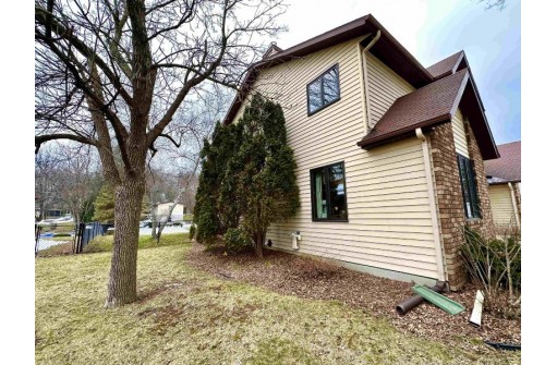 5104 Valley Dr, McFarland, WI 53558