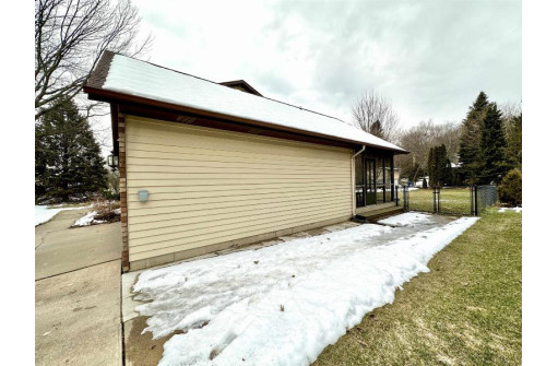 5104 Valley Dr, McFarland, WI 53558