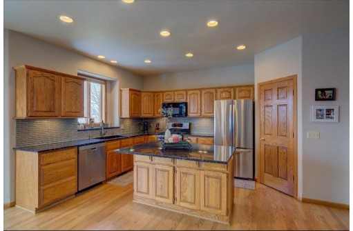 910 Lexington Way, Waunakee, WI 53597