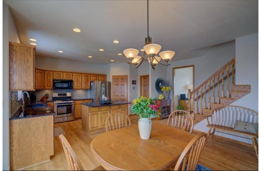 910 Lexington Way, Waunakee, WI 53597