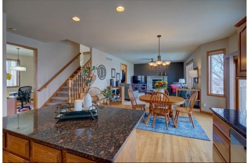 910 Lexington Way, Waunakee, WI 53597