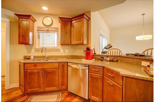 1466 Smithfield Dr, Sun Prairie, WI 53590