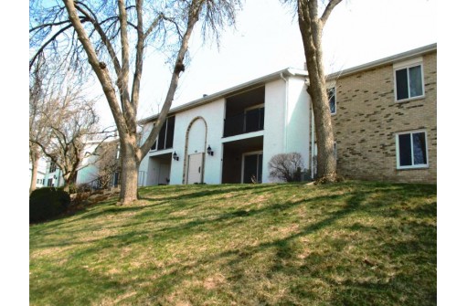 65 Golf Course Rd F, Madison, WI 53704-1486