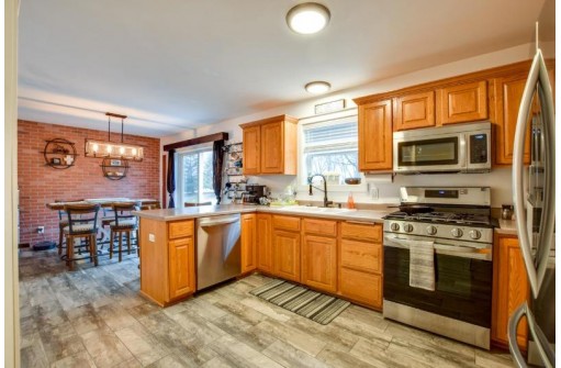 811 Sunnybrook Dr, DeForest, WI 53532