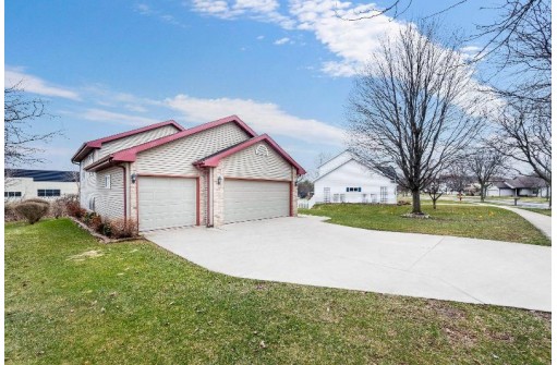 5467 Shale Rd, Fitchburg, WI 53711