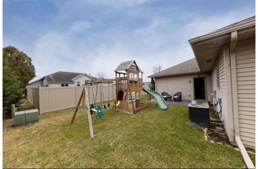 2812 Cumberland Dr, Janesville, WI 53546