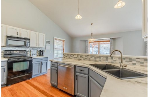 613 Lucky Trail, Mount Horeb, WI 53572