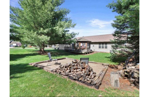 18 Lilac Lane, Edgerton, WI 53534-2400