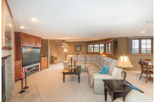 1605 Charleston Circle, Waunakee, WI 53597