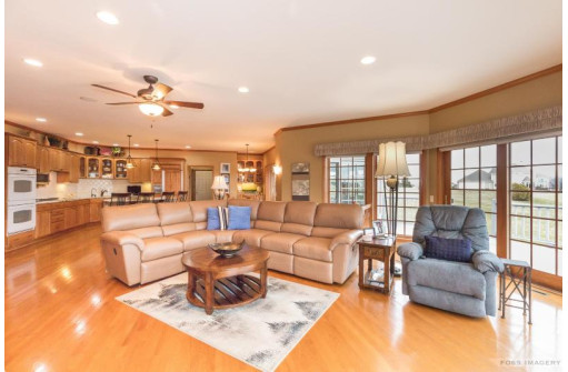 1605 Charleston Circle, Waunakee, WI 53597