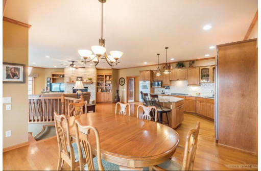 1605 Charleston Circle, Waunakee, WI 53597