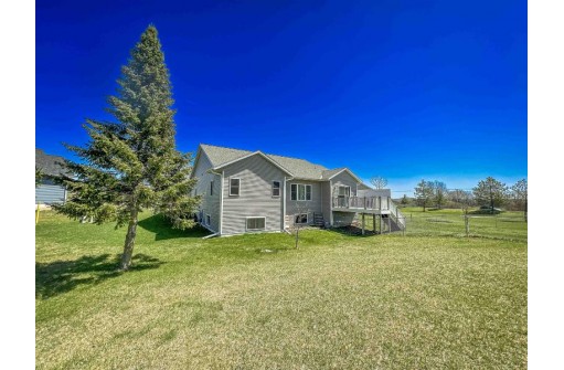 N6743 Clover Ln, Pardeeville, WI 53954