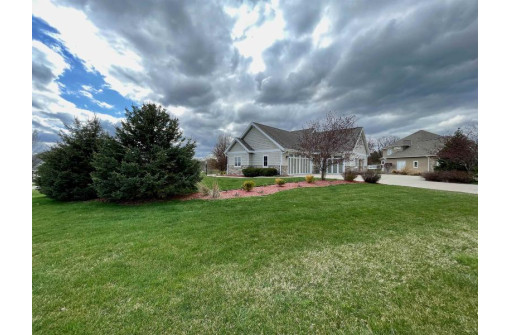 1365 Connemara Ln, Oregon, WI 53575