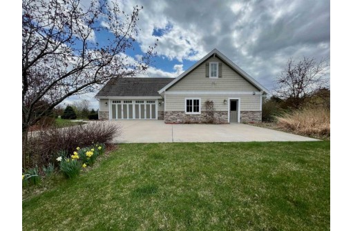 1365 Connemara Ln, Oregon, WI 53575