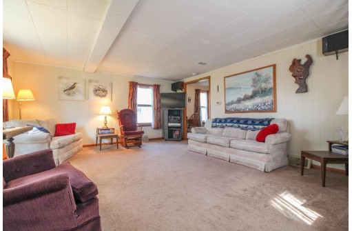 N4254 Sleepy Hollow Rd, Cambridge, WI 53523