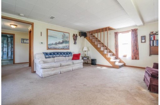 N4254 Sleepy Hollow Rd, Cambridge, WI 53523