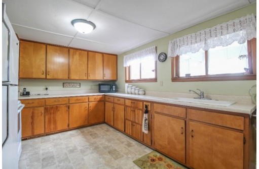 N4254 Sleepy Hollow Rd, Cambridge, WI 53523