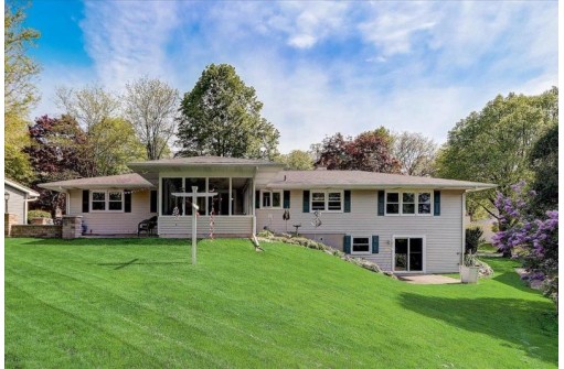 425 Walnut Grove Dr, Madison, WI 53717