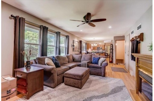 425 Walnut Grove Dr, Madison, WI 53717