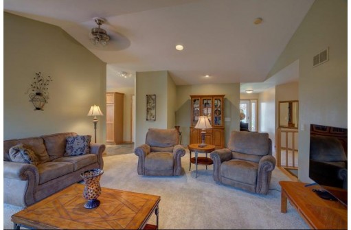 700 Stonehaven Drive, Sun Prairie, WI 53590