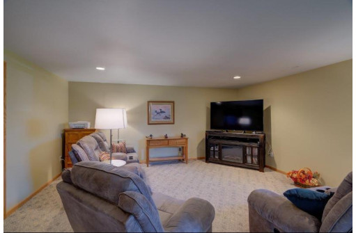 700 Stonehaven Drive, Sun Prairie, WI 53590