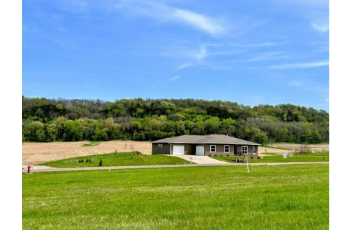 61688 Park View Dr, Prairie Du Chien, WI 53821