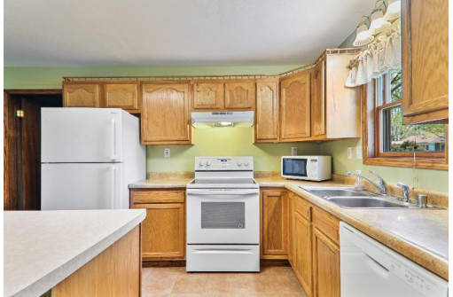 932 Ridgewood Way, Madison, WI 53713