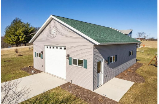 S1484 Summit Point Drive, La Valle, WI 53941