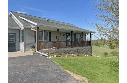 S1484 Summit Point Drive, La Valle, WI 53941