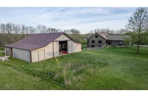 8014 W Hill Point Road, Cross Plains, WI 53528