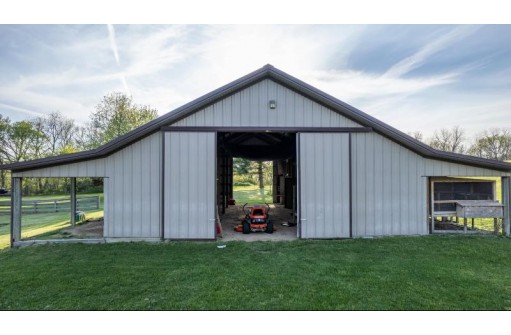 8014 W Hill Point Road, Cross Plains, WI 53528