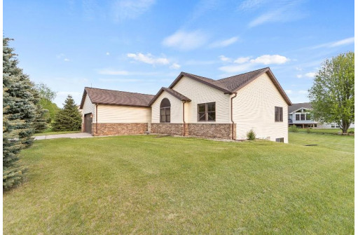 633 Pauquette Pines Lane, Poynette, WI 53955