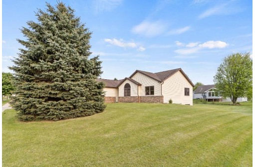 633 Pauquette Pines Lane, Poynette, WI 53955