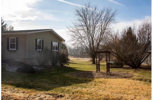 11709 County Road Vv, Cassville, WI 53806