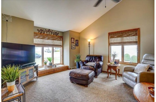 1006 Pasadena Parkway, Waunakee, WI 53597