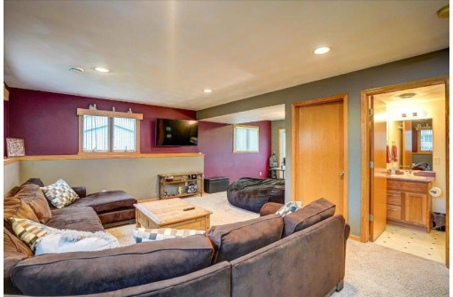 6717 Prairie View Drive, Sun Prairie, WI 53590-9430