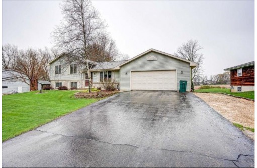 6717 Prairie View Drive, Sun Prairie, WI 53590-9430