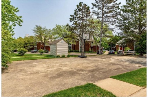 545 D'Onofrio Drive 8, Madison, WI 53719