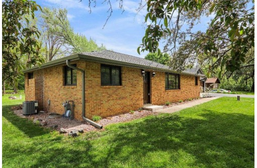 5525 S Baxter Lane, Janesville, WI 53546