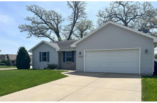 1348 Shade Tree Lane, Janesville, WI 53545