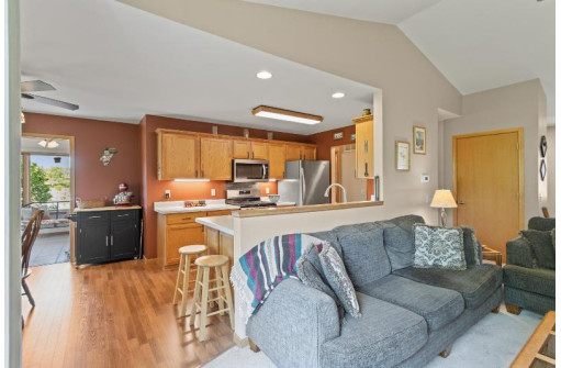 121 Meadow Ridge Lane, Madison, WI 53704